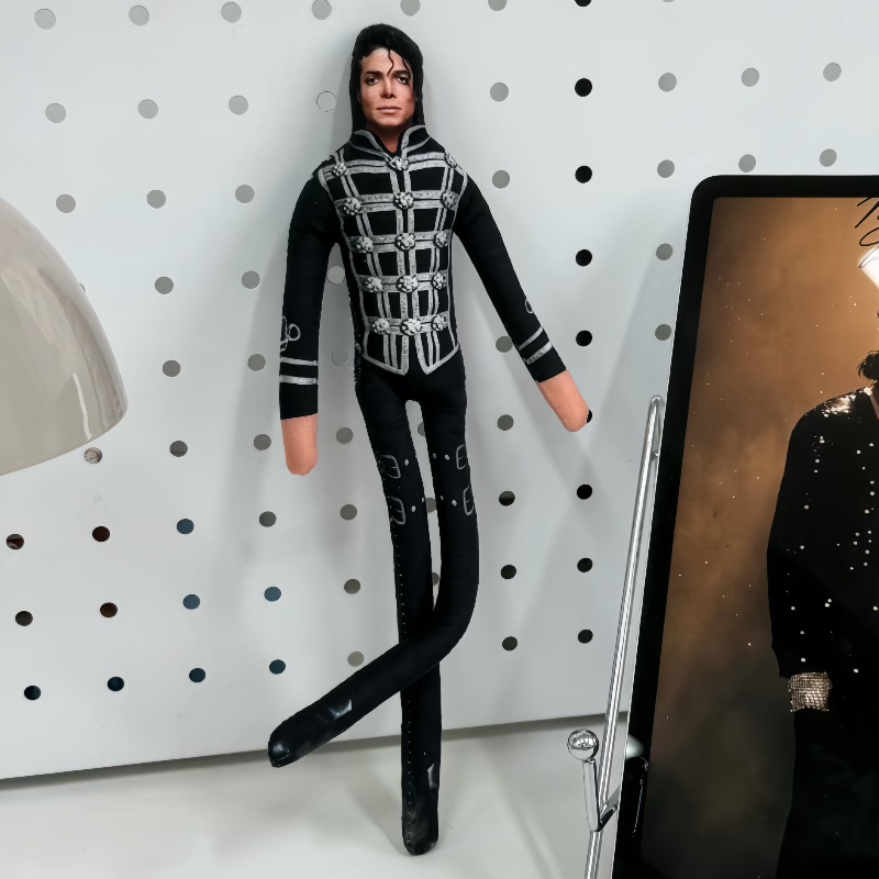 Boneco de Pelúcia Articulado M - Dolls avaliação e preço